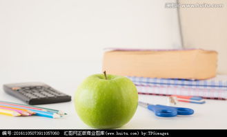 学生桌上的学校用品和苹果